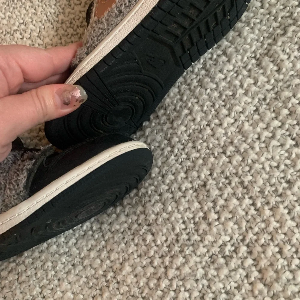 Adorable Fuzzy Air Jordan with Rose gold Nike logo Toddler size 9 toddler - Picture 11 of 11